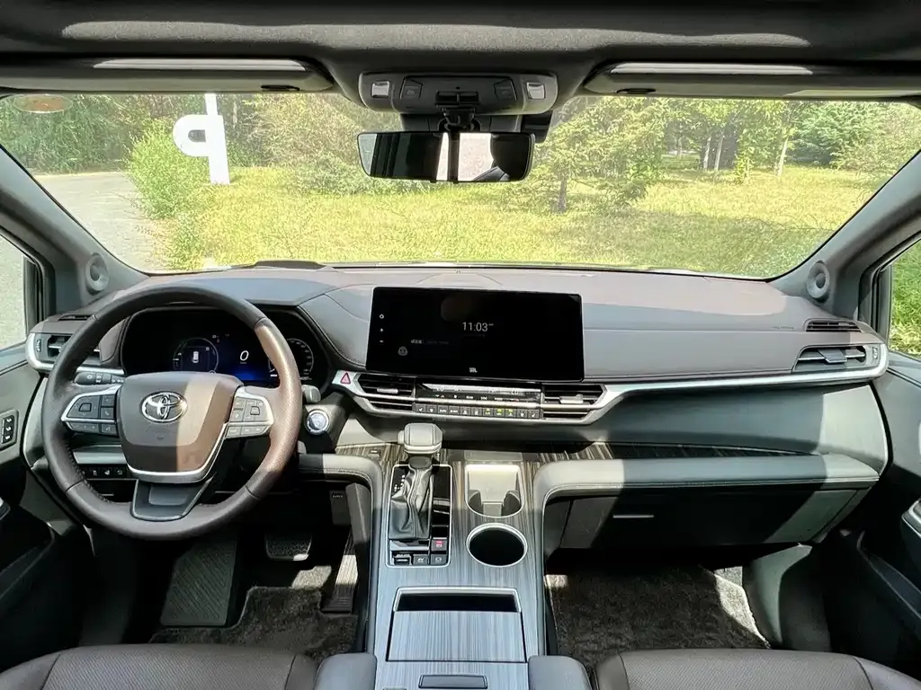 Toyota Sienna — фото 3