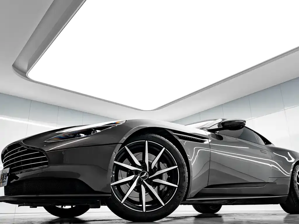 Aston Martin DB11 — фото 5