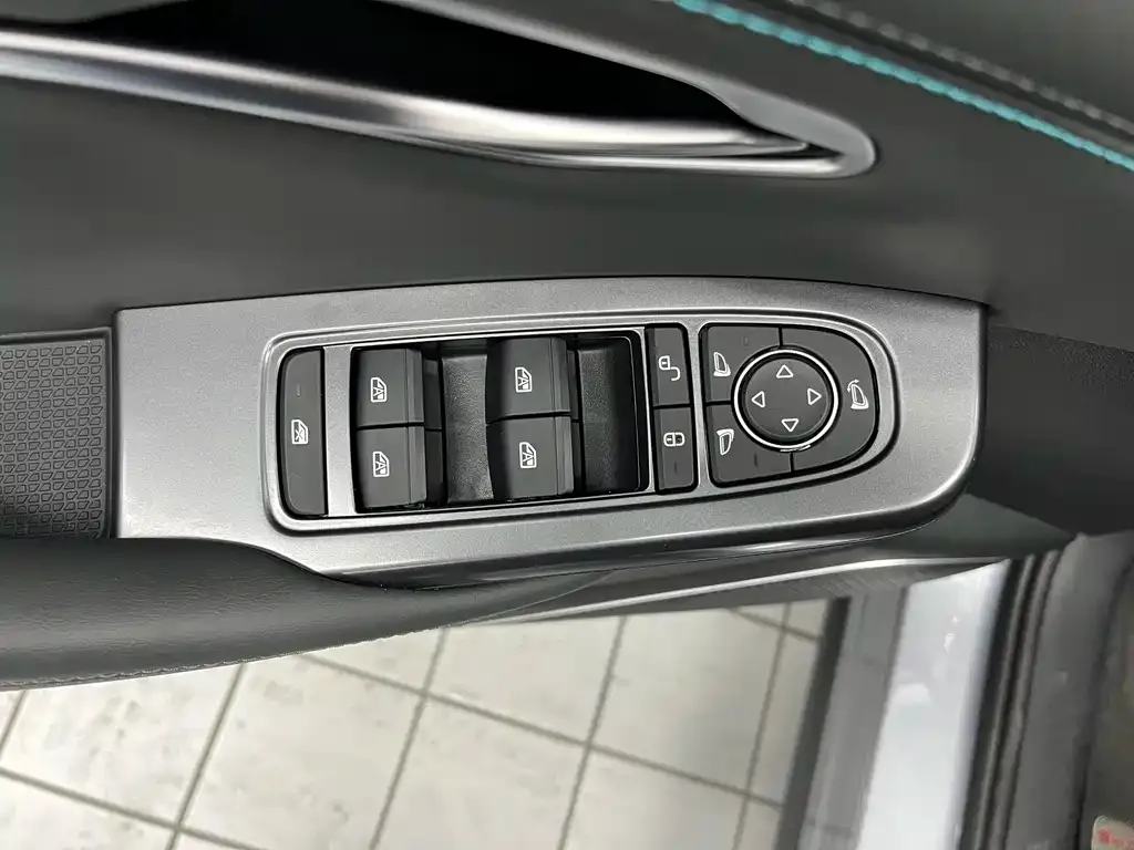 BYD L DM-i — фото 10
