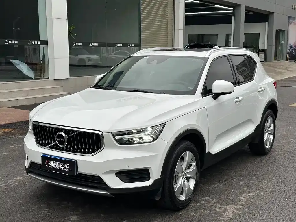 Volvo XC40 — фото 1