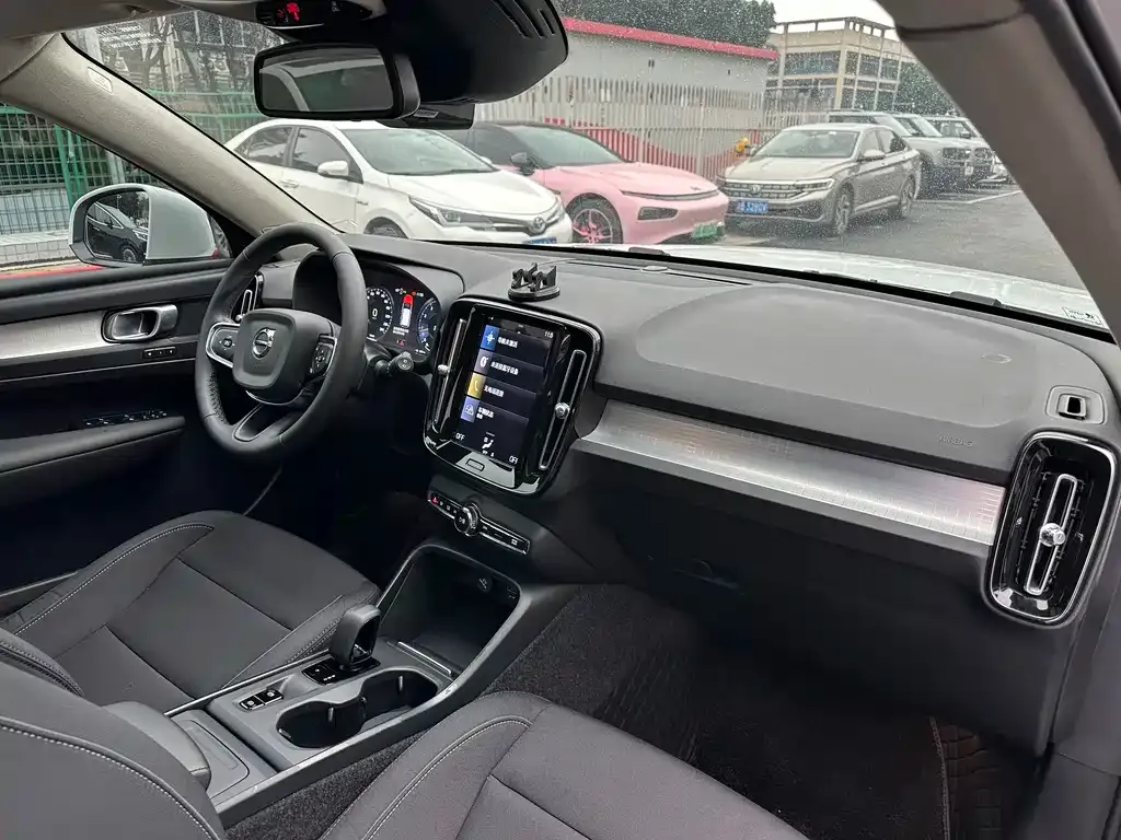 Volvo XC40 — фото 2