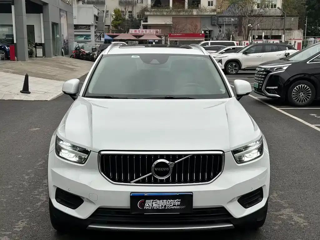 Volvo XC40 — фото 10