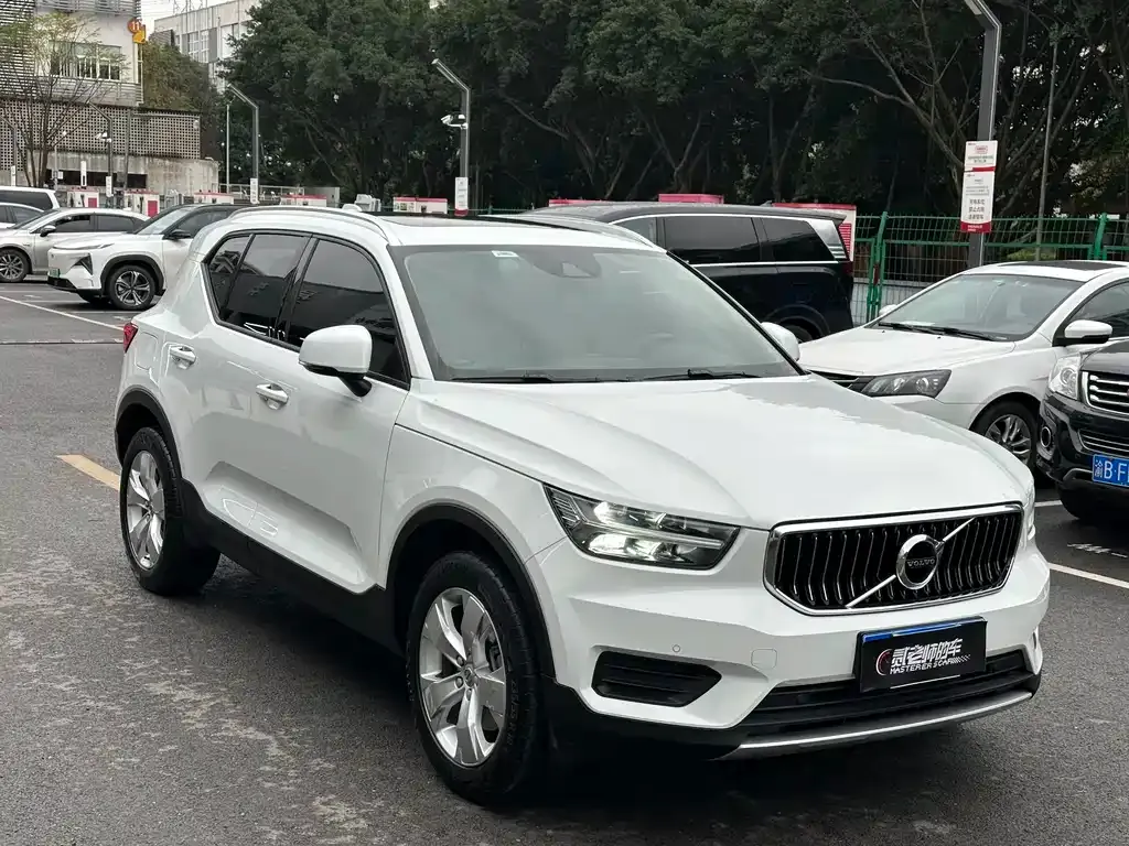 Volvo XC40 — фото 8