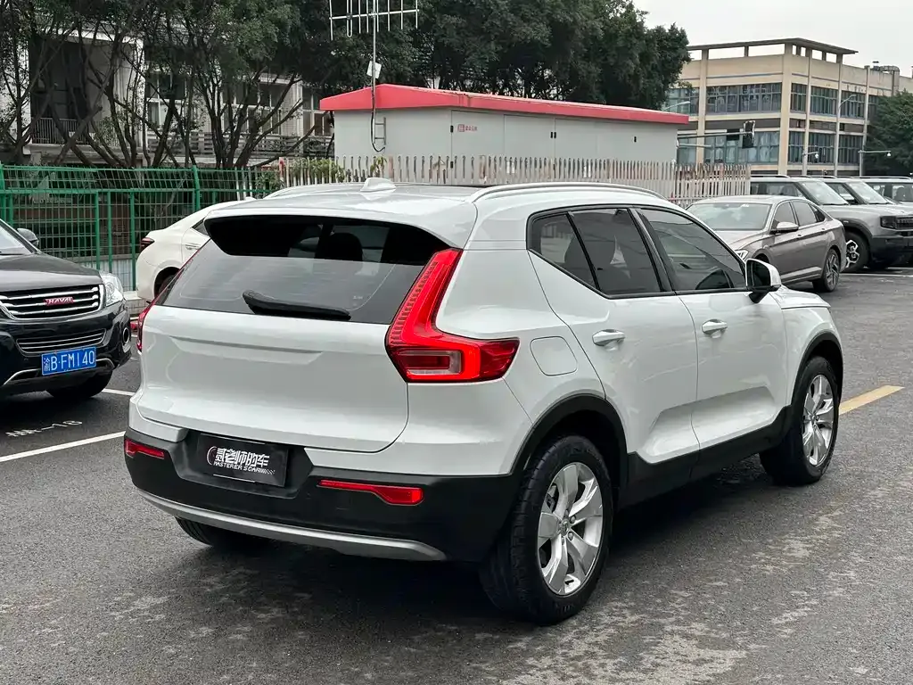 Volvo XC40 — фото 7