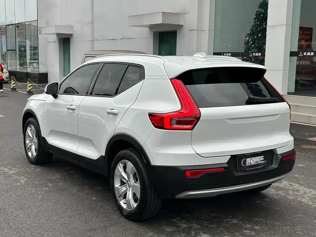Volvo XC40 — фото 5