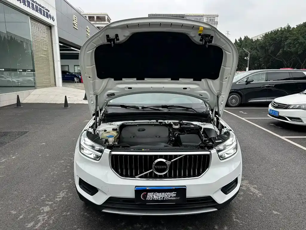 Volvo XC40 — фото 4
