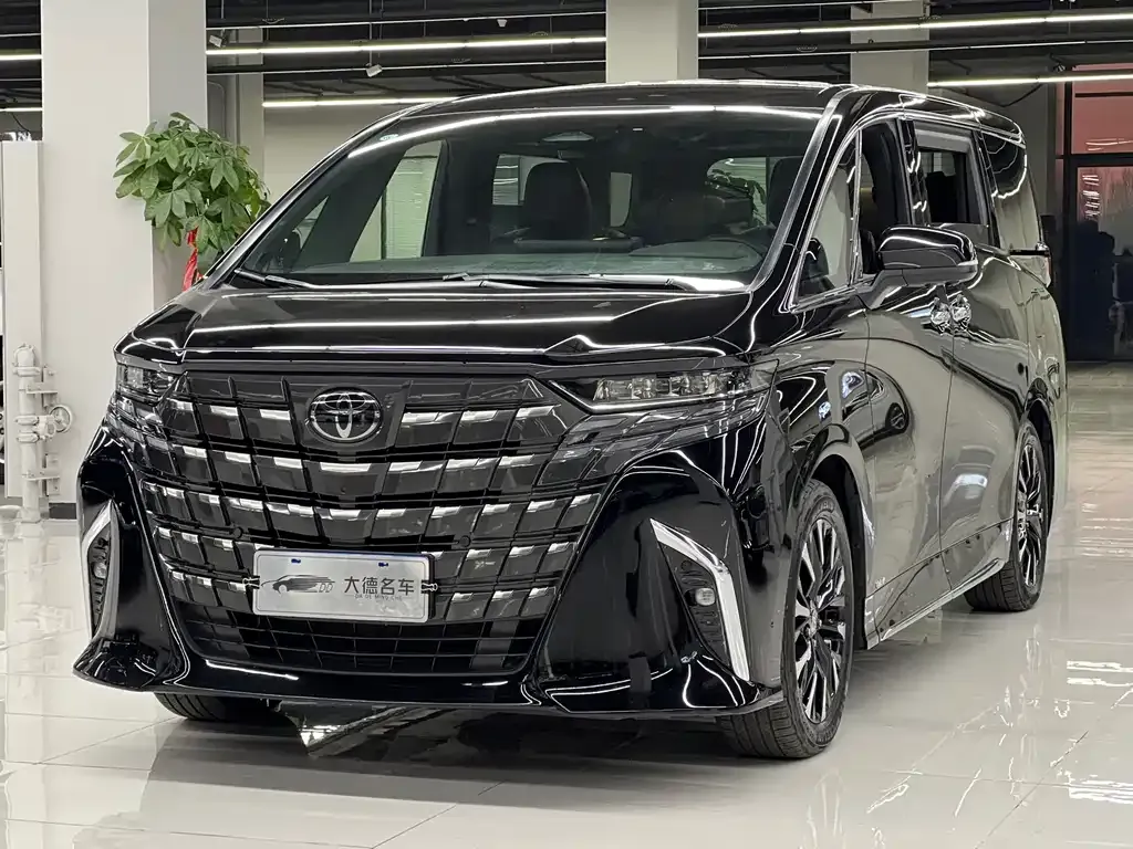 Toyota Alphard — фото 1