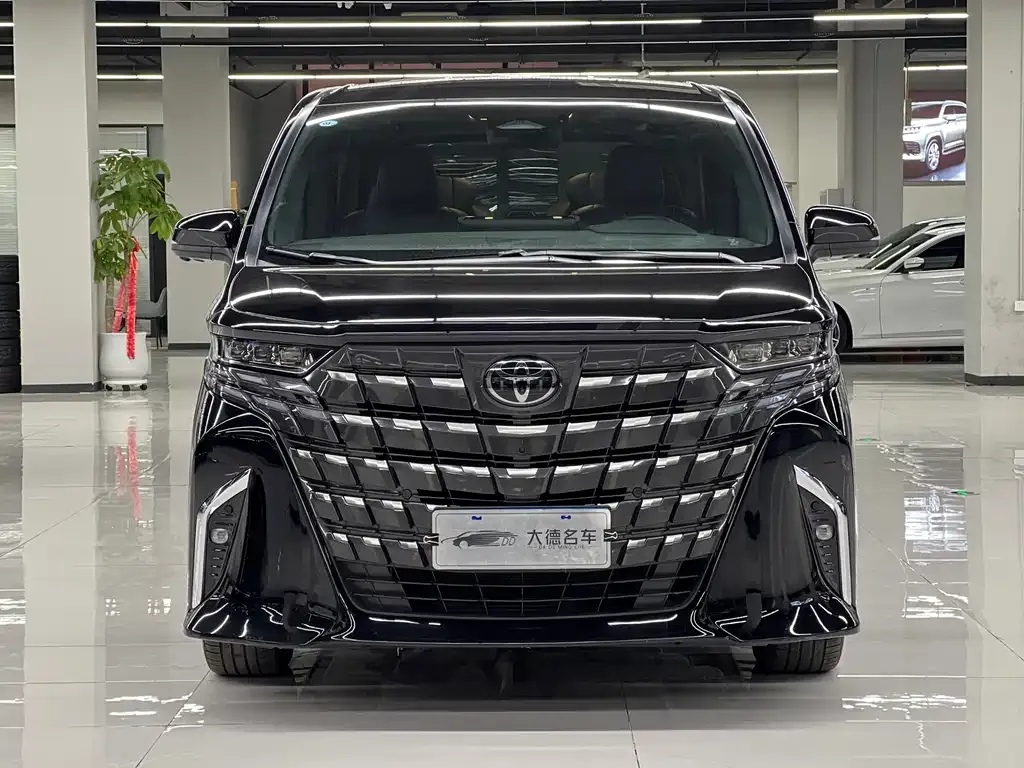 Toyota Alphard — фото 2