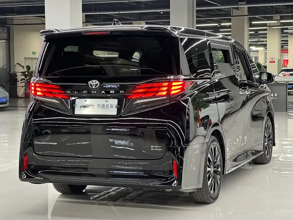 Toyota Alphard — фото 4