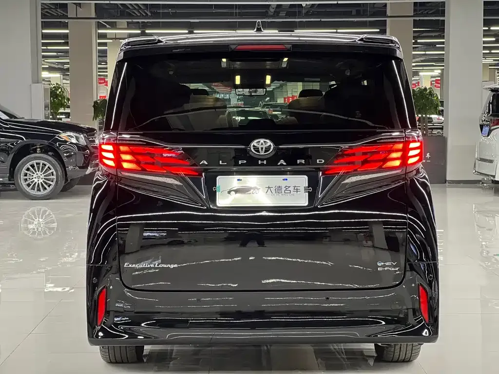 Toyota Alphard — фото 5