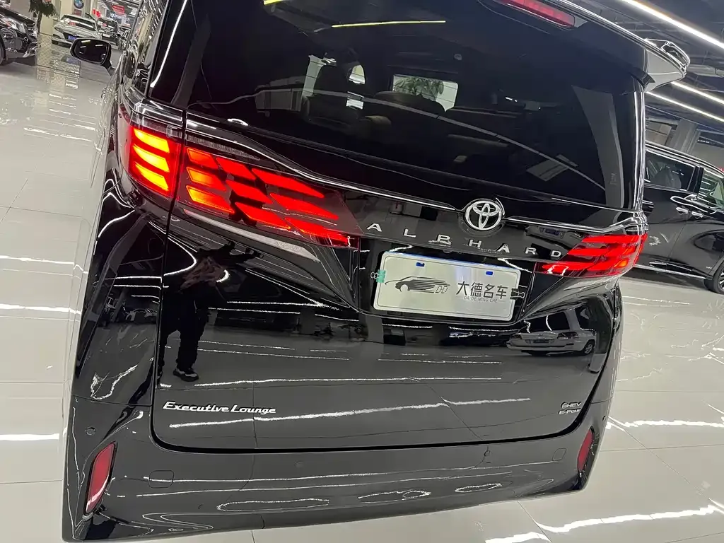 Toyota Alphard — фото 7