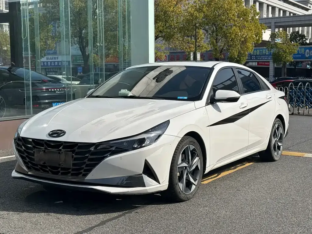 Hyundai Elantra — фото 1