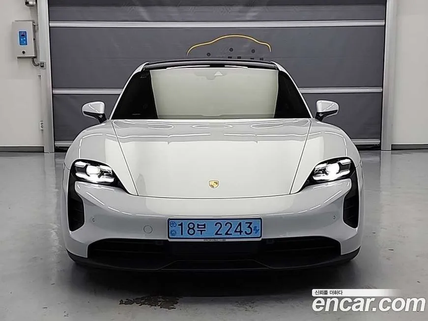 Porsche Taycan — фото 1