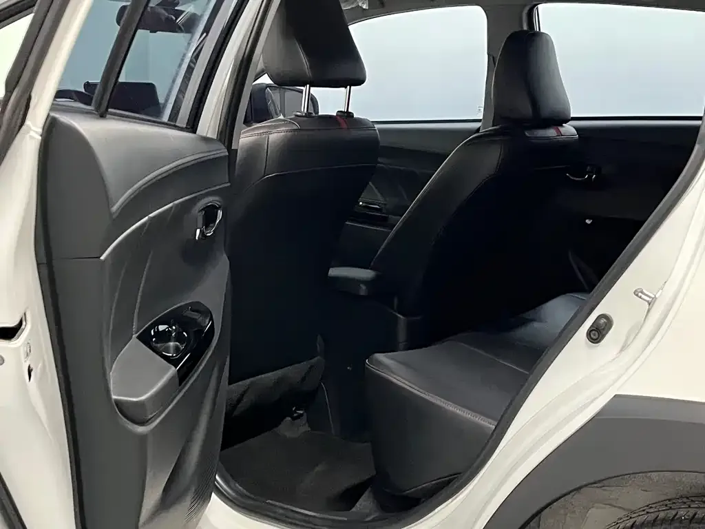 Toyota Yaris L — фото 8