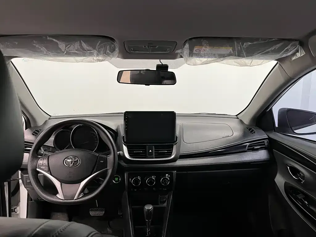 Toyota Yaris L — фото 9