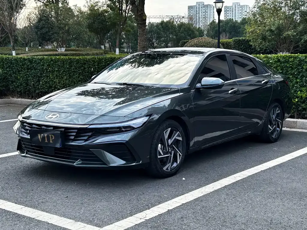 Hyundai Elantra — фото 1