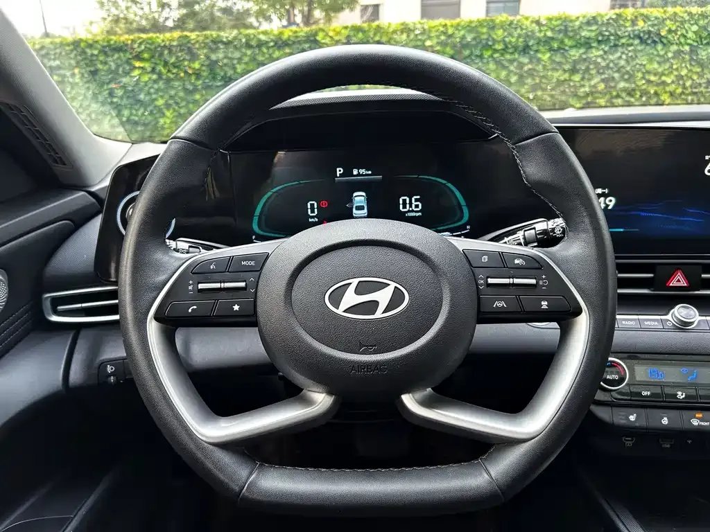 Hyundai Elantra — фото 3