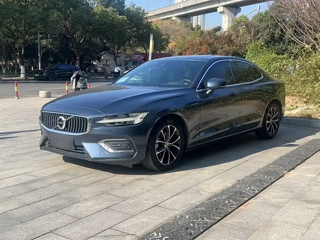 Volvo S60 — фото 1