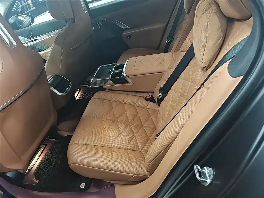 BMW 7 Series — фото 10
