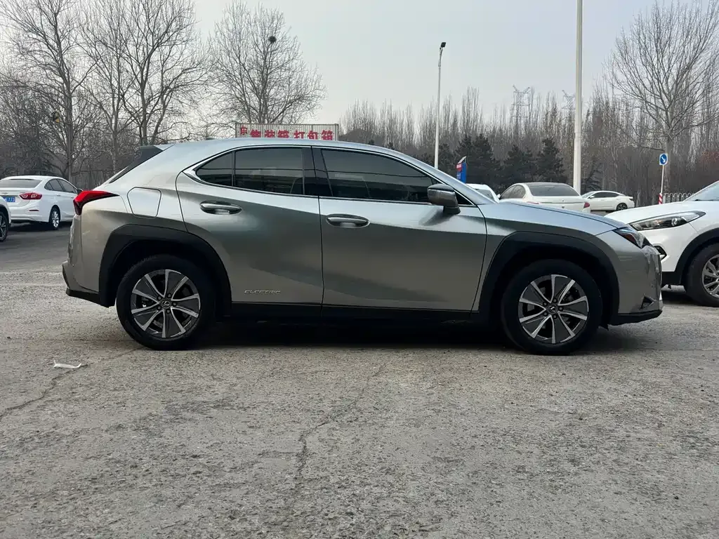 Lexus UX New Energy — фото 7