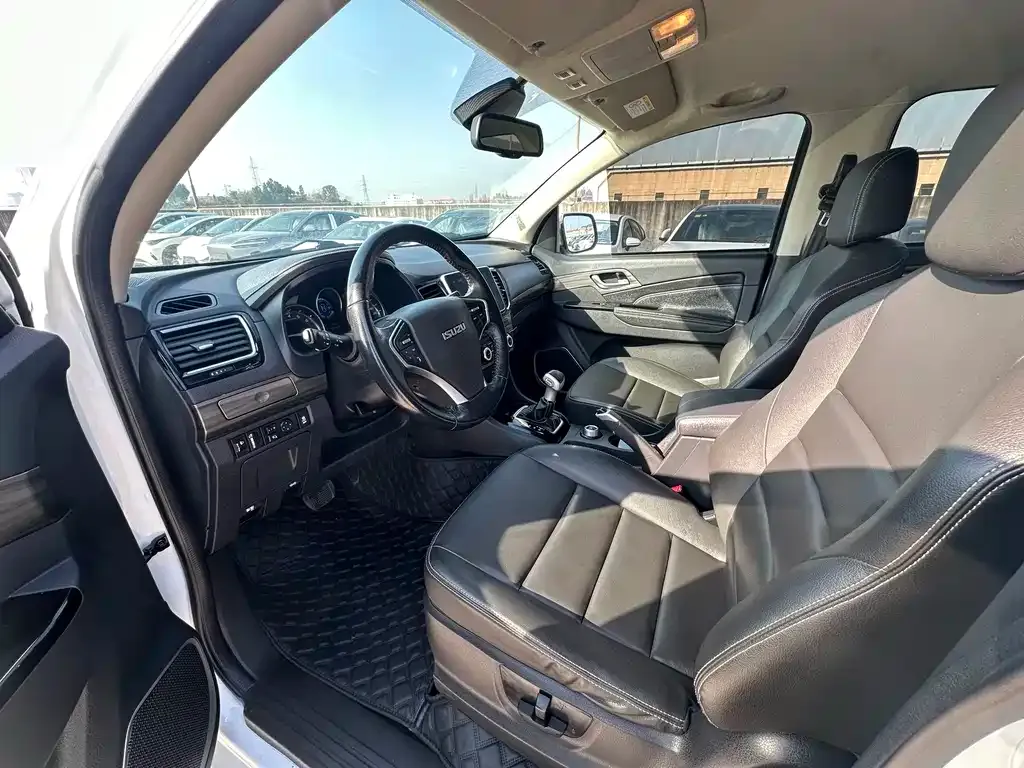 Isuzu D-MAX — фото 8