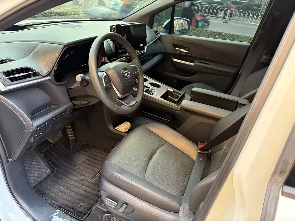 Toyota Granvia — фото 3