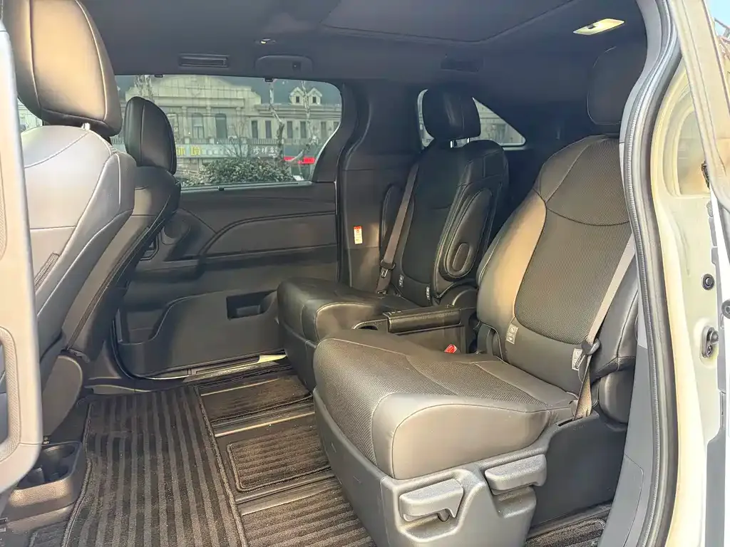 Toyota Granvia — фото 7