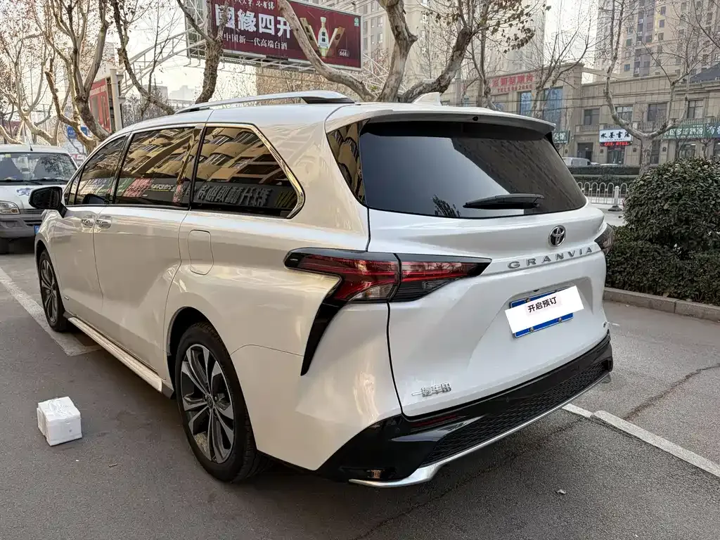Toyota Granvia — фото 6