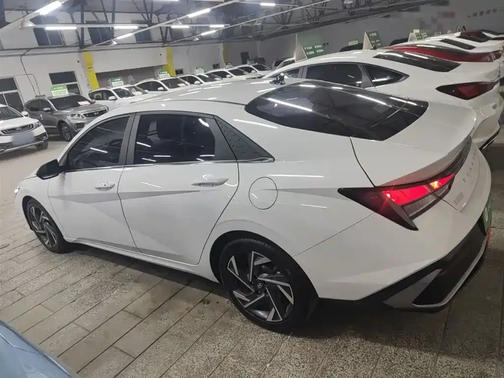 Hyundai Elantra — фото 3