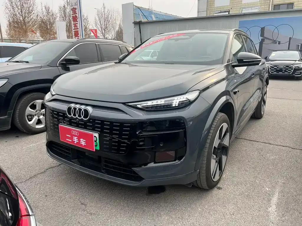 Audi Q6L e-tron — фото 1