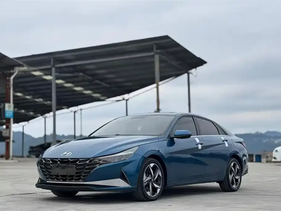 Hyundai Elantra — фото 1