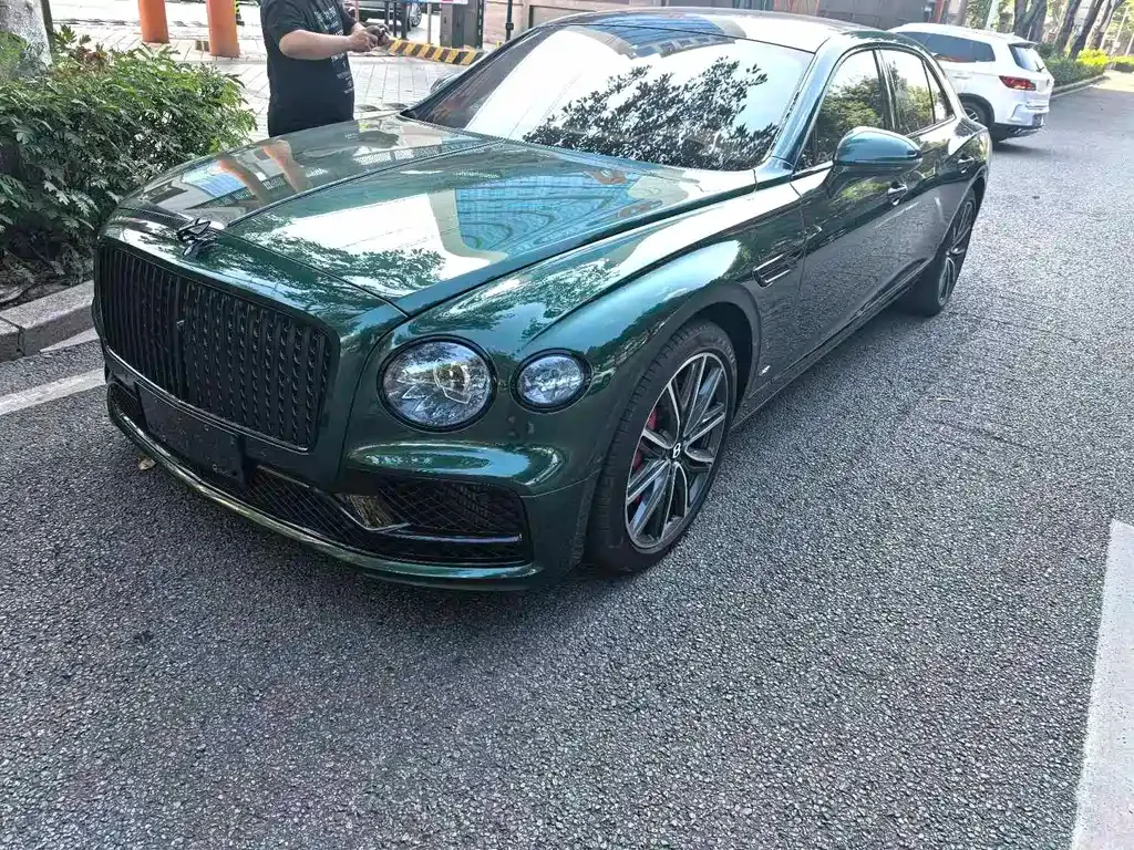 Bentley Flying Spur — фото 1