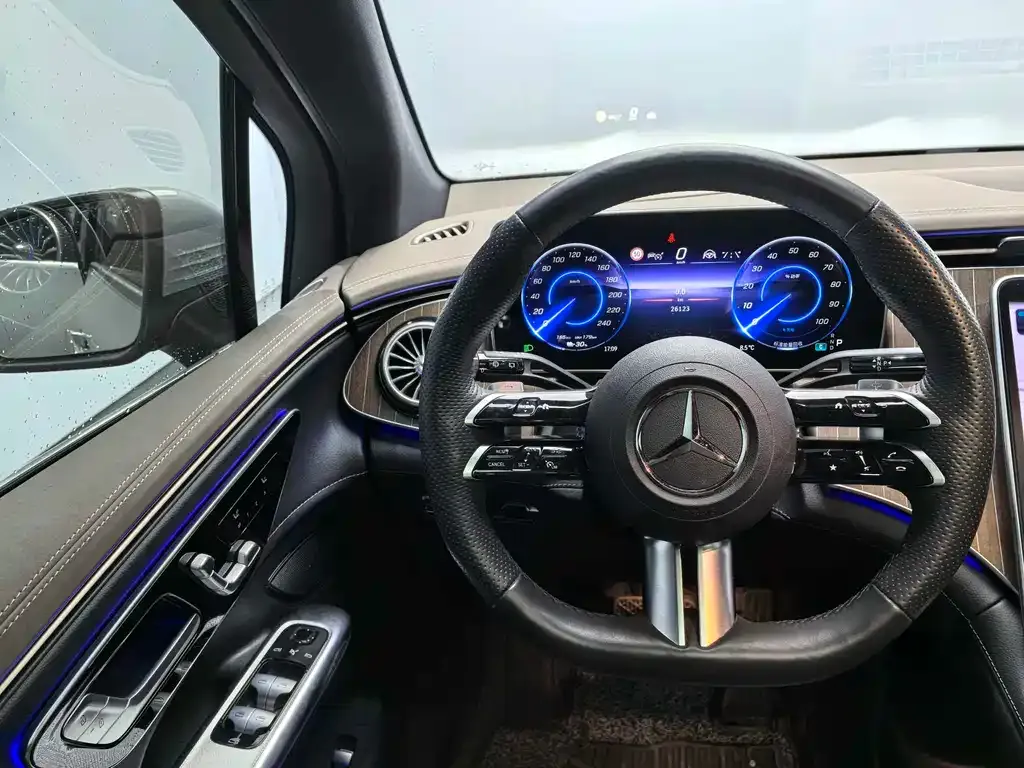 Mercedes-Benz EQE SUV — фото 6