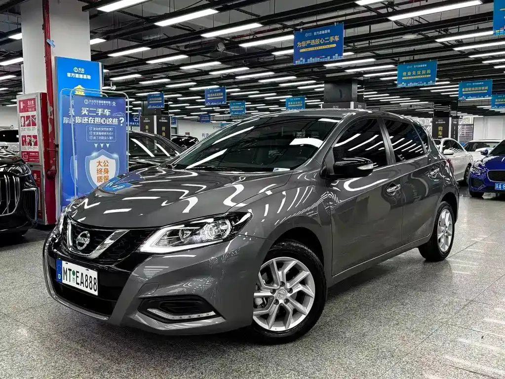 Nissan Tiida — фото 1