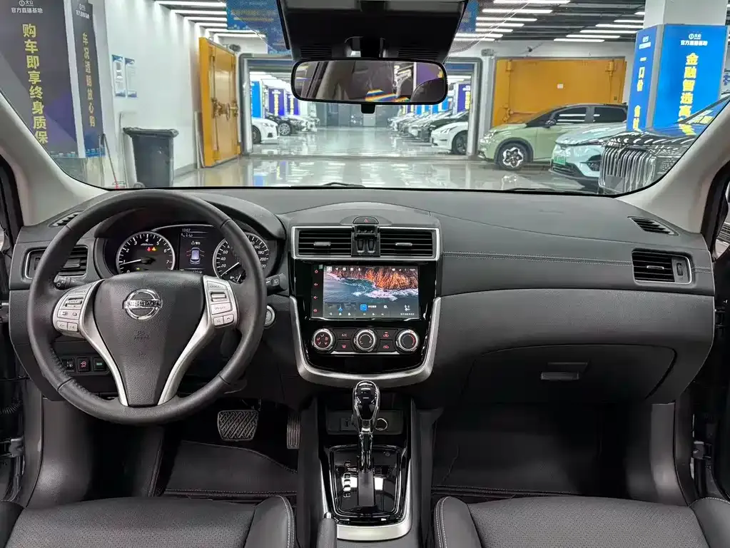 Nissan Tiida — фото 4