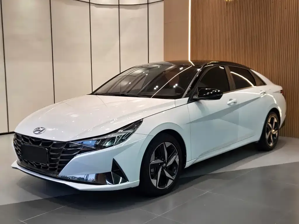 Hyundai Elantra — фото 1
