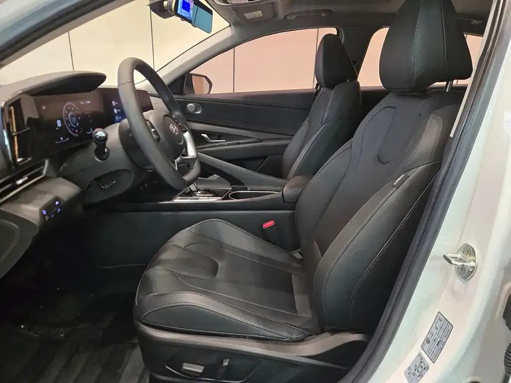 Hyundai Elantra — фото 3