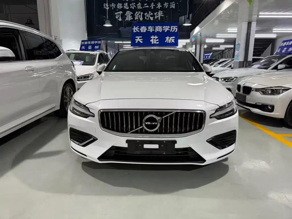 Volvo S60 — фото 1