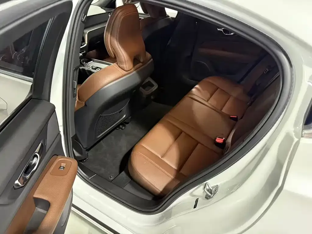 Volvo S60 — фото 10