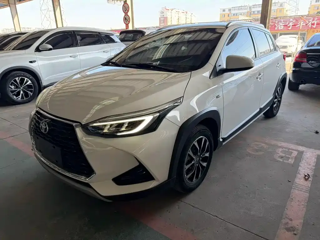 Toyota Yaris L — фото 1