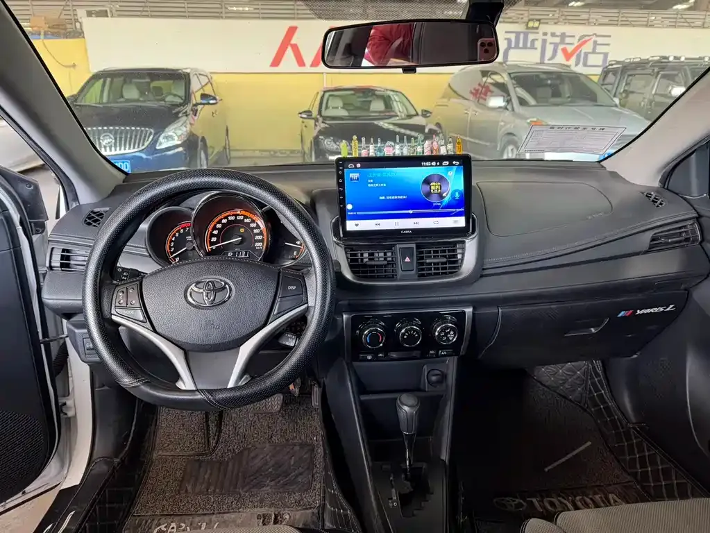 Toyota Yaris L — фото 5