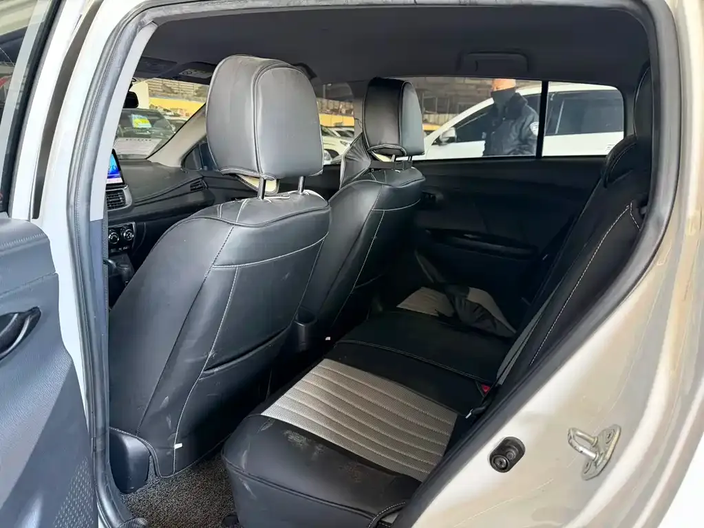 Toyota Yaris L — фото 9