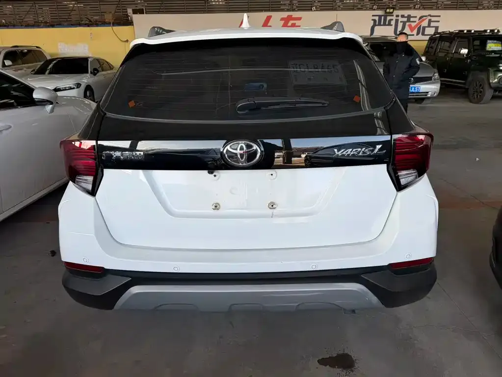 Toyota Yaris L — фото 2