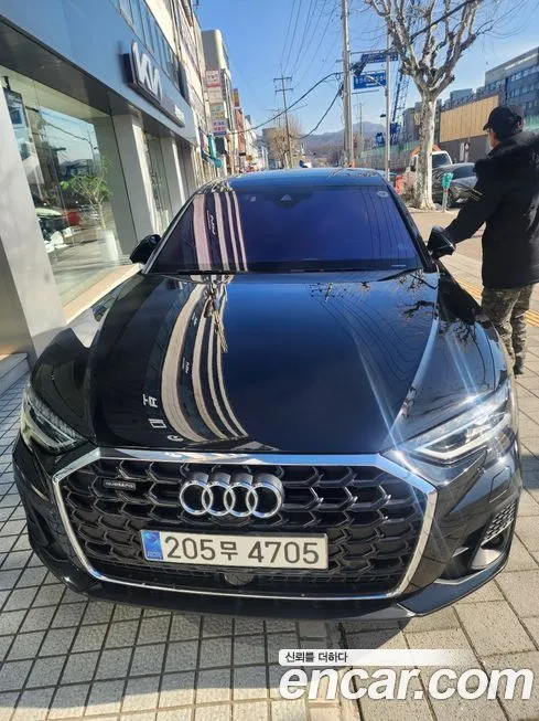 Audi A8 — фото 1