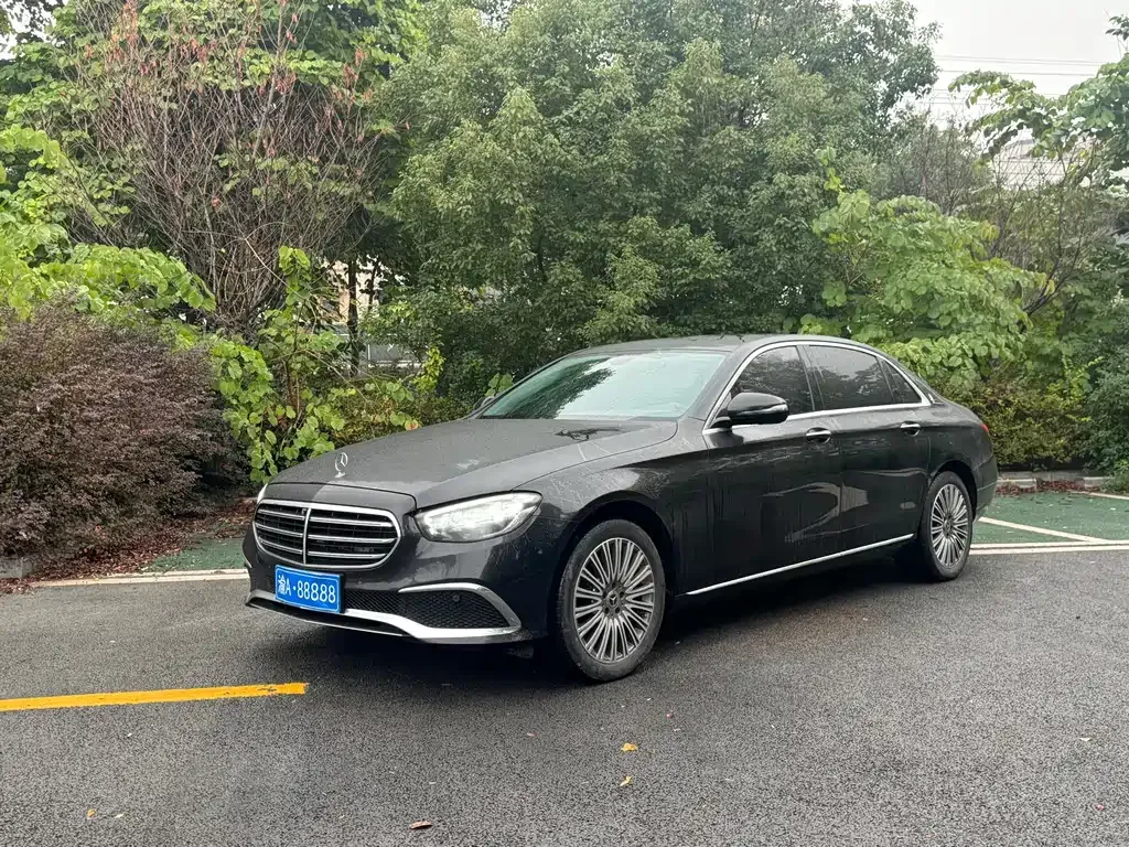 Mercedes-Benz E-Class — фото 1