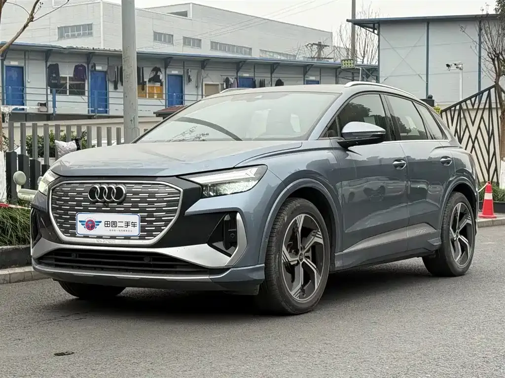 Audi Q4 e-tron — фото 1
