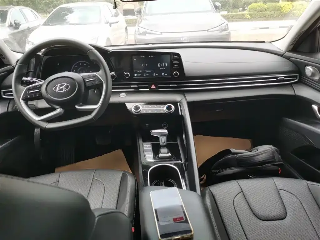 Hyundai Elantra — фото 10