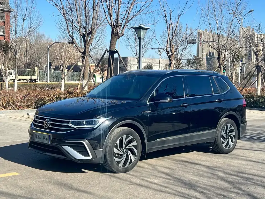 Volkswagen Tiguan L — фото 1