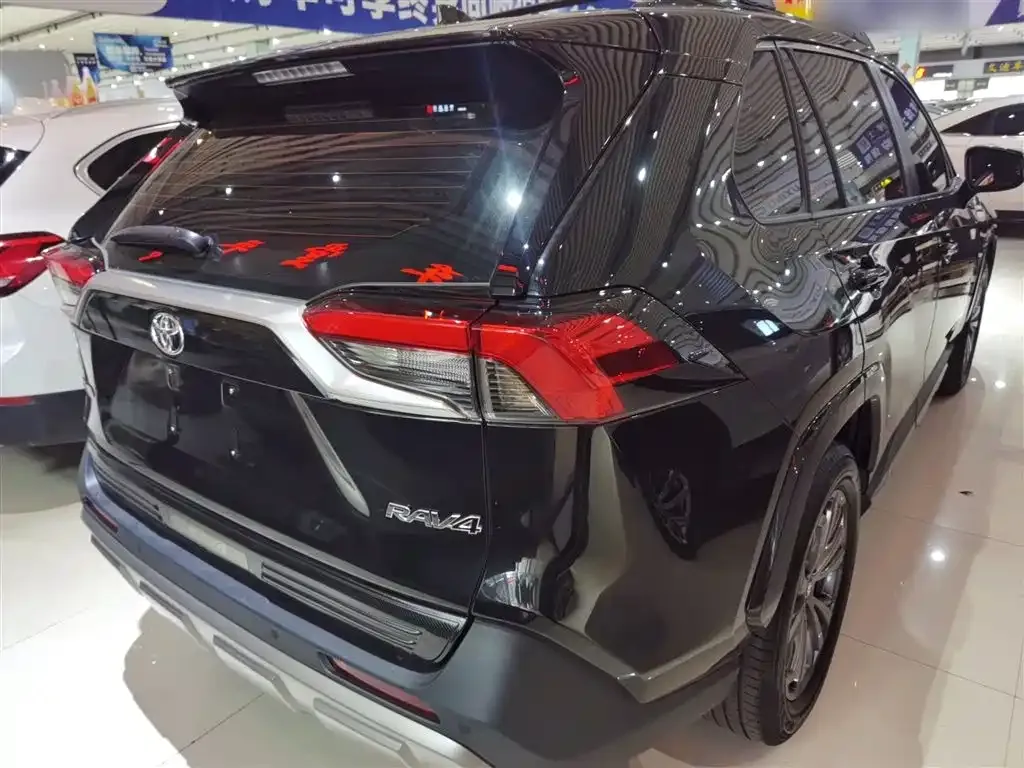Toyota RAV4 — фото 7