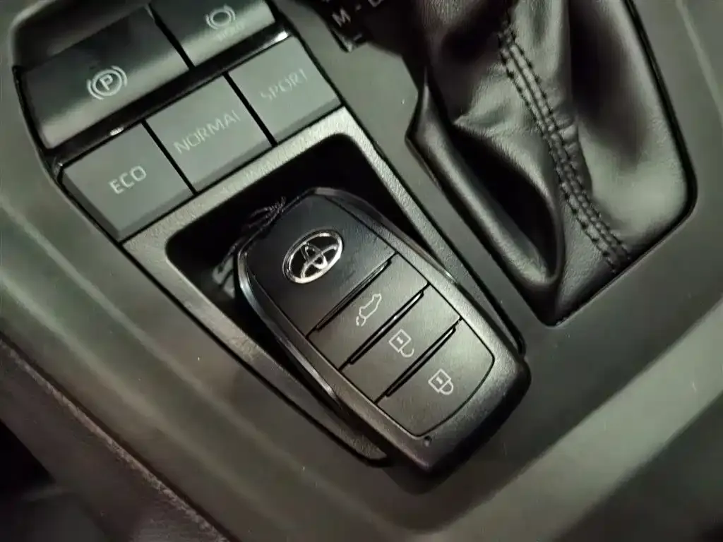 Toyota RAV4 — фото 9
